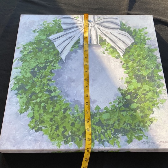 Picture frame. Pretty wreath. Lightly used. Perfect for your home :) - Picture 4 of 8